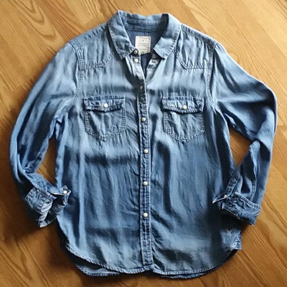 American Eagle Outfitters Tops - American Eagle Chambray Shirt